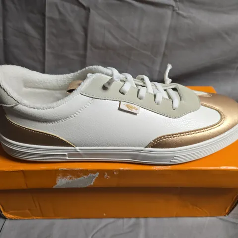 BOXED PAIR OF ROCKET DOG ZAP TRAINERS - UK SIZE 8