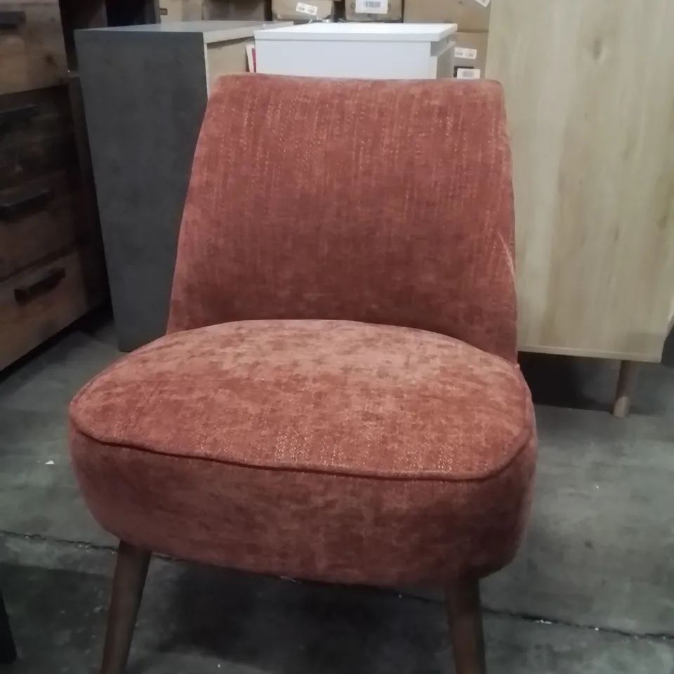 SINGLE PLUSH CHAIR 