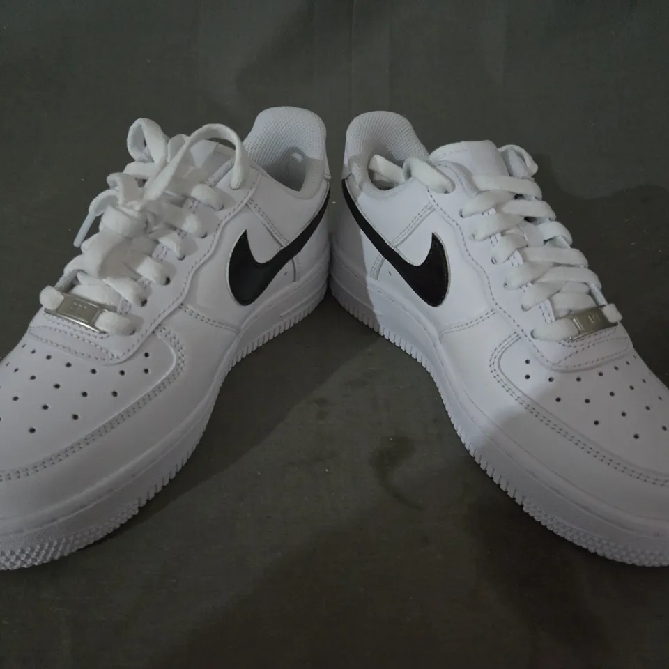 BOXED PAIR OF NIKE AIR FORCE 1 '07 SHOES IN WHITE UK SIZE 4.5