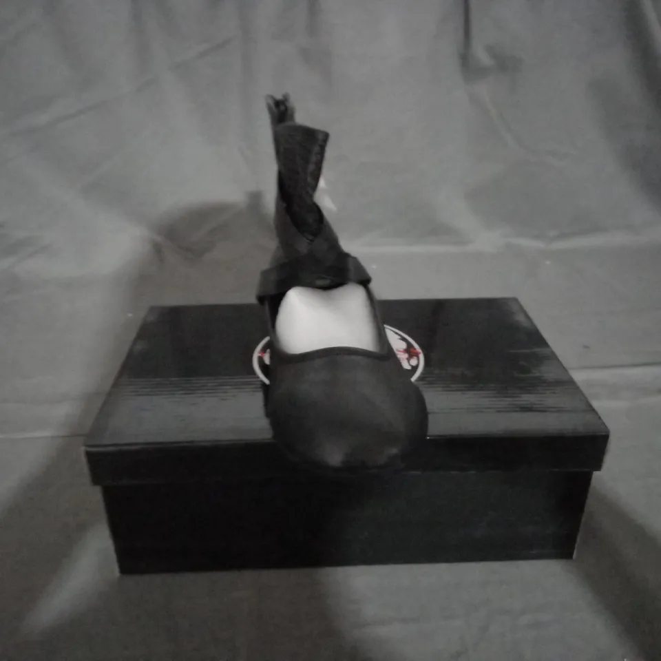 APPROXIMATELY 11 BOXED PAIRS OF MODA CLASS BLACK SHOES IN VARIOUS SIZES TO INCLUDE SIZE 5