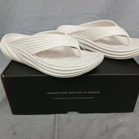 BOXED PAIR OF VIONIC MONSTER TIDE TOE-POST SANDALS IN CREAM SIZE 8