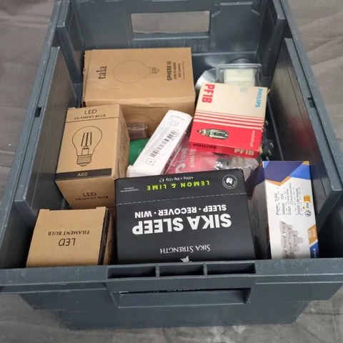 TOTE OF 10 ASSORTED HOUSEHOLD ITEMS TO INCLUDE LIGHTBULBS AND CANDLES 