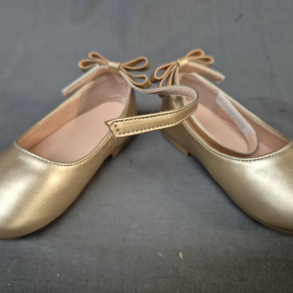 BOXED PAIR OF DESIGNER INFANT'S PUMPS IN GOLD EU SIZE 26