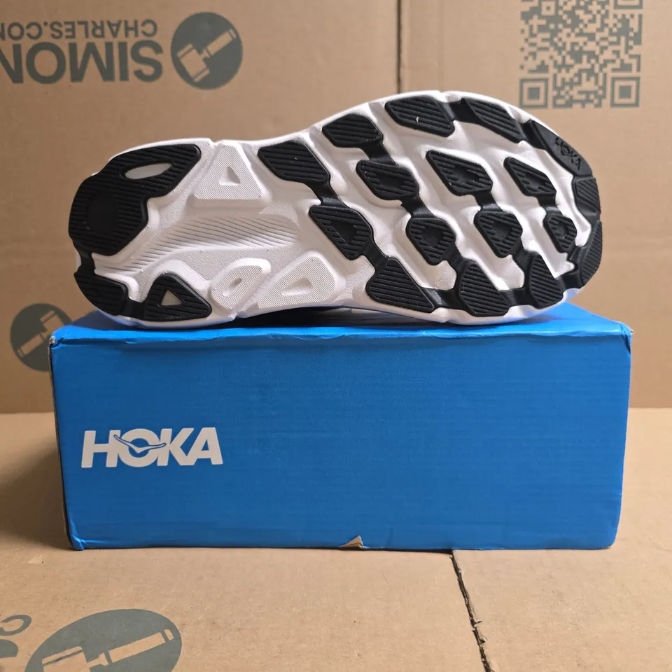 BOXED PAIR OF HOKA CLIFTON 9 TRAINERS IN BLACK/WHITE SIZE UK 7
