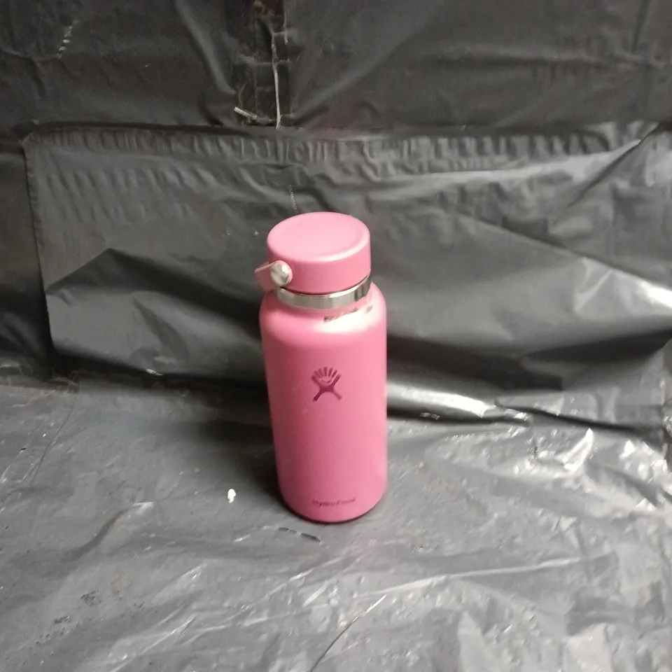 BOX OF APPROXIMATELY 20 ASSORTED ITEMS TO INCLUDE: HYDROFLASK AND DESK MOUNT ECT