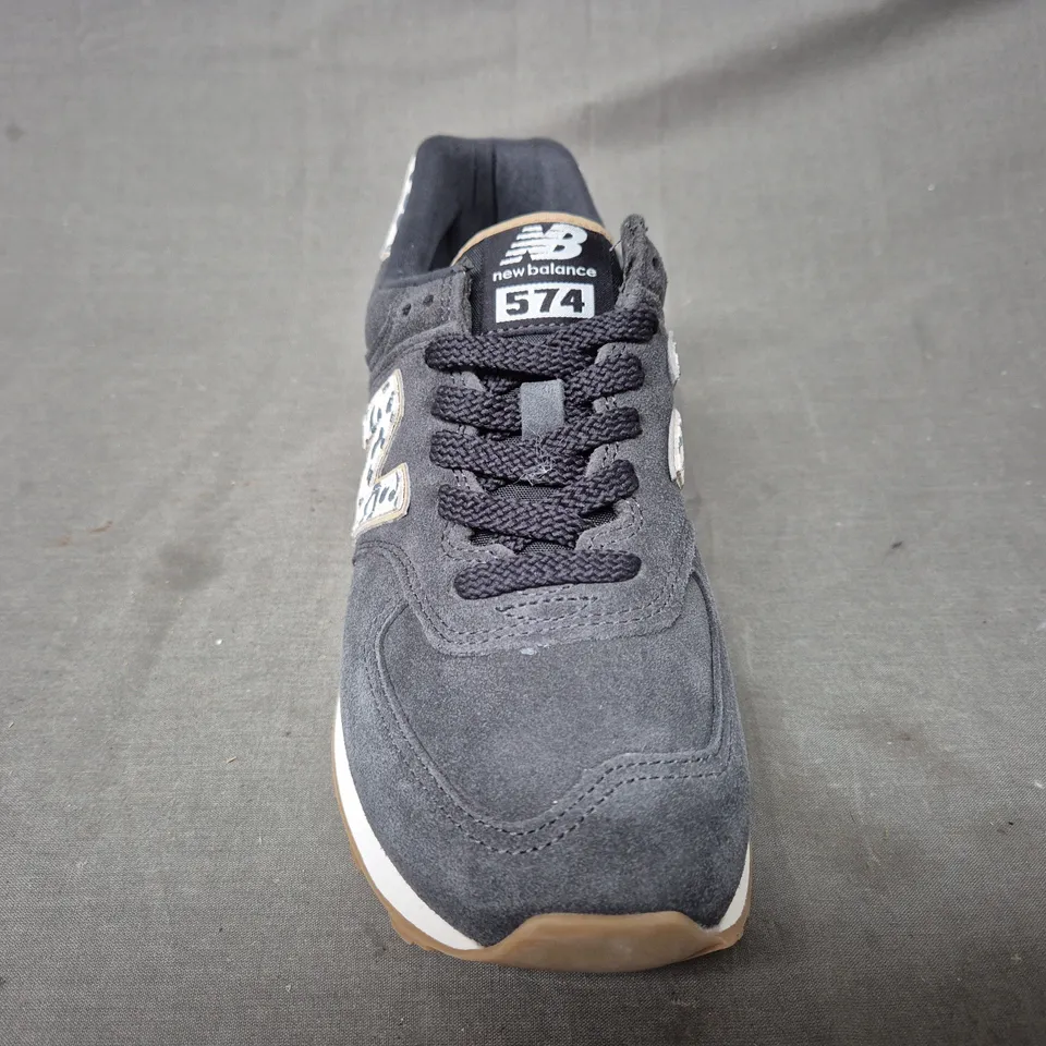 BOXED PAIR OF NEW BALANCE 574 TRAINERS IN DARK GREY UK SIZE 5.5