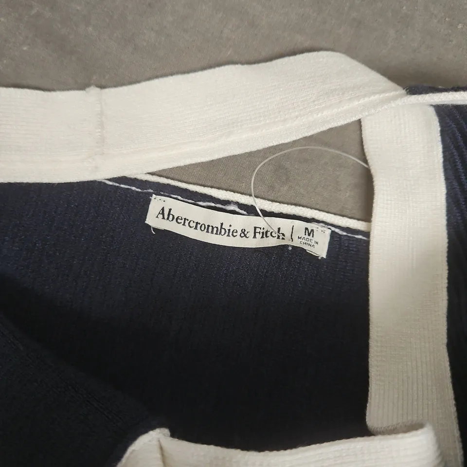 ABERCROMBIE & FITCH BUTTON TOP IN NAVY/WHITE - MEDIUM