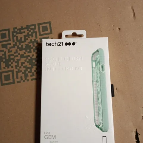 BOX OF APPROXIMATELY 200 ASSORTED PHONE CASES AND SCREEN PROTECTORS TO INCLUDE: IPHONE 7 CASE AND GALAXY S10 SCREEN PROTECTOR