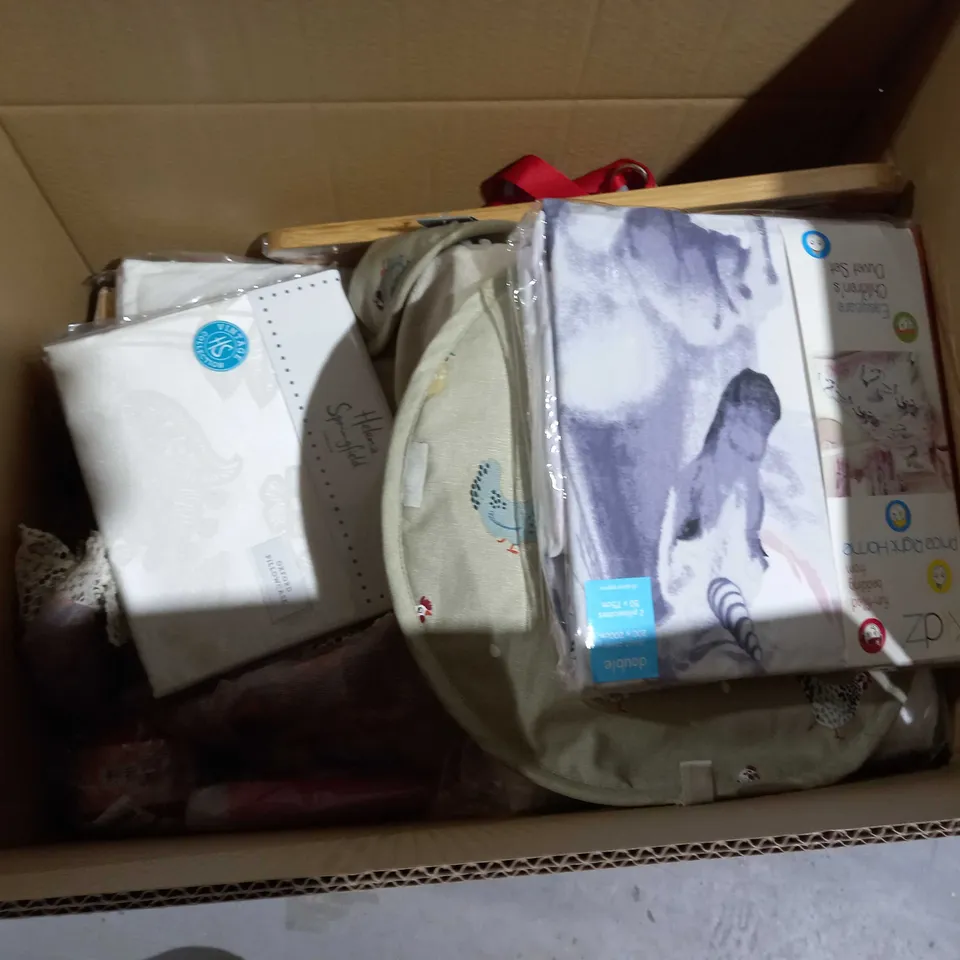 APPROX 20 HOUSEHOLD ITEMS TO INCLUDE WIMBLEDON TOWEL, MOP HEADS, SONIC FLEECE BLANKET