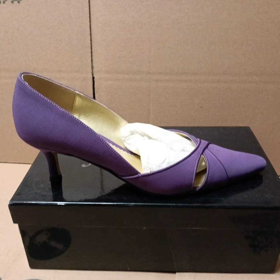 BOXED PAIR OF JACQUES VERT POINTED TOE HEELS IN PURPLE - UK 5.5