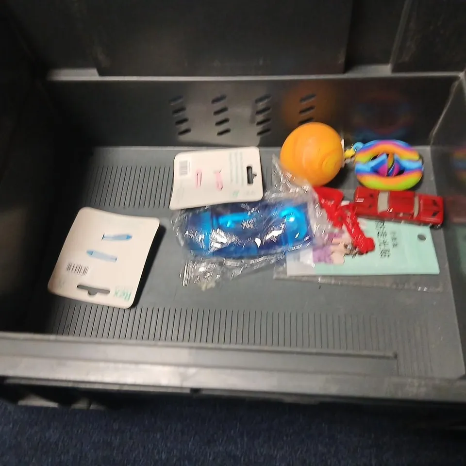 LARGE QUANTITY OF ASSORTED TOYS AND ACCESSORIES TO INCLUDE; LEGO, PLAYING CARDS, MR TUMBLE PHONE, FOOTBALL QUIZ CARDS AND STICKERS