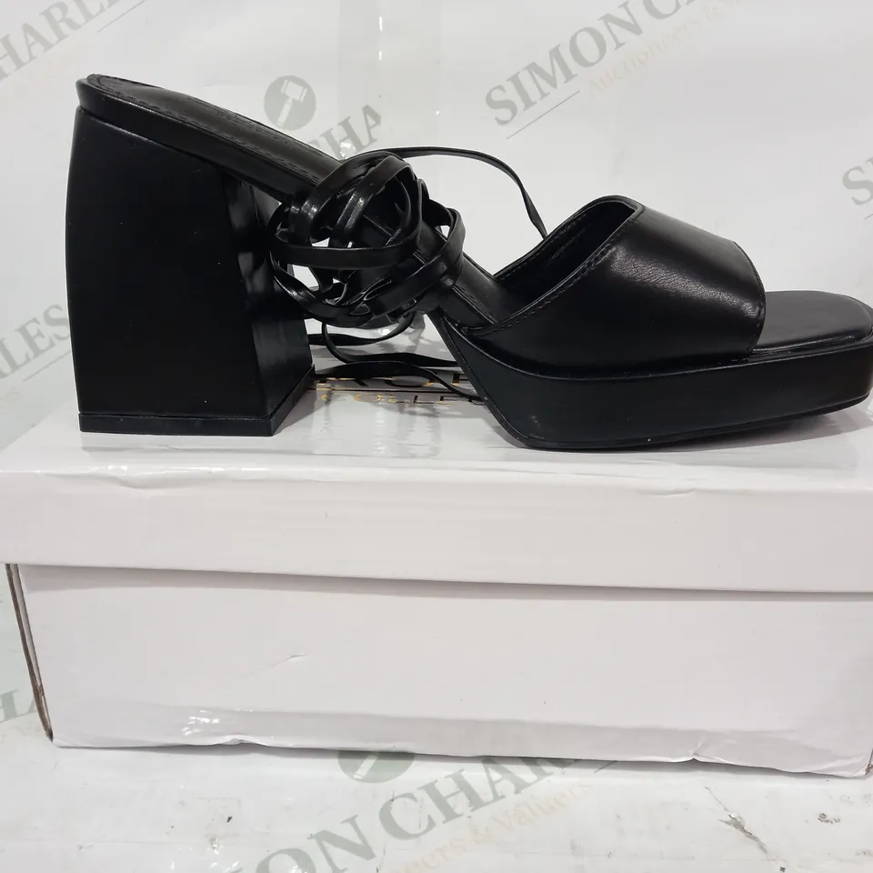 BOXED PAIR OF TRUFFLE COLLECTION LOW BLOCK HEEL OPEN TOE SANDALS IN BLACK EU SIZE 40