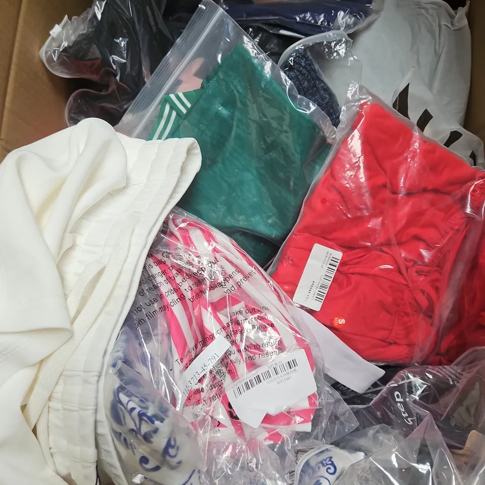 BOX OF APPROXIMATELY 20 ASSORTED CLOTHING ITEMS TO INCLUDE SHORTS, DRESS, HAT, ETC