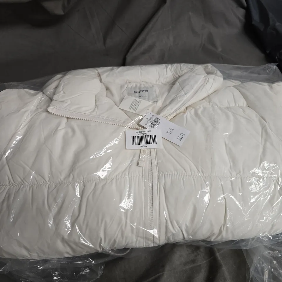 HOLLISTER WHITE PUFFER JACKET – MEDIUM