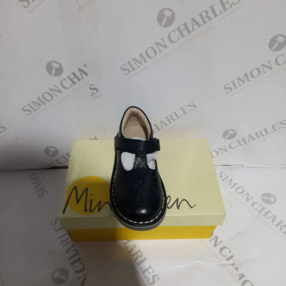 BOXED PAIR OF MINI BODEN BLACK LACED SHOE SIZE 5