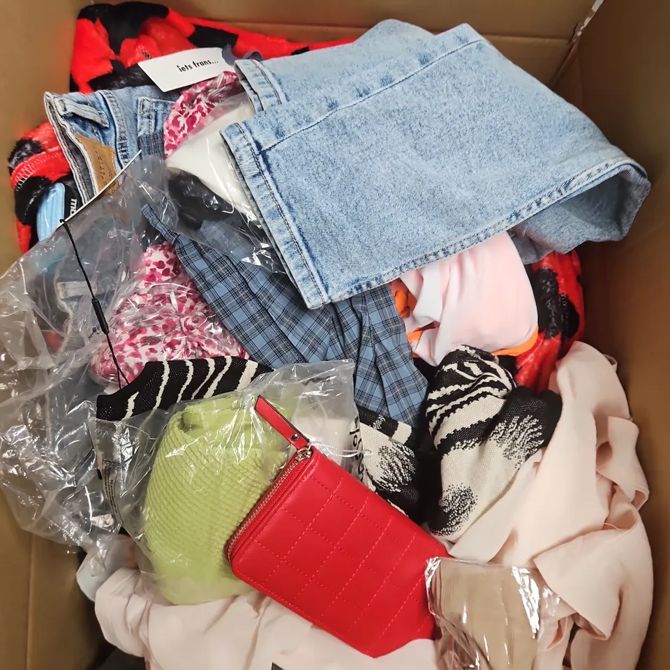 APPROXIMATELY 25 ASSORTED CLOTHING ITEMS IN VARIOUS STYLES AND SIZES 