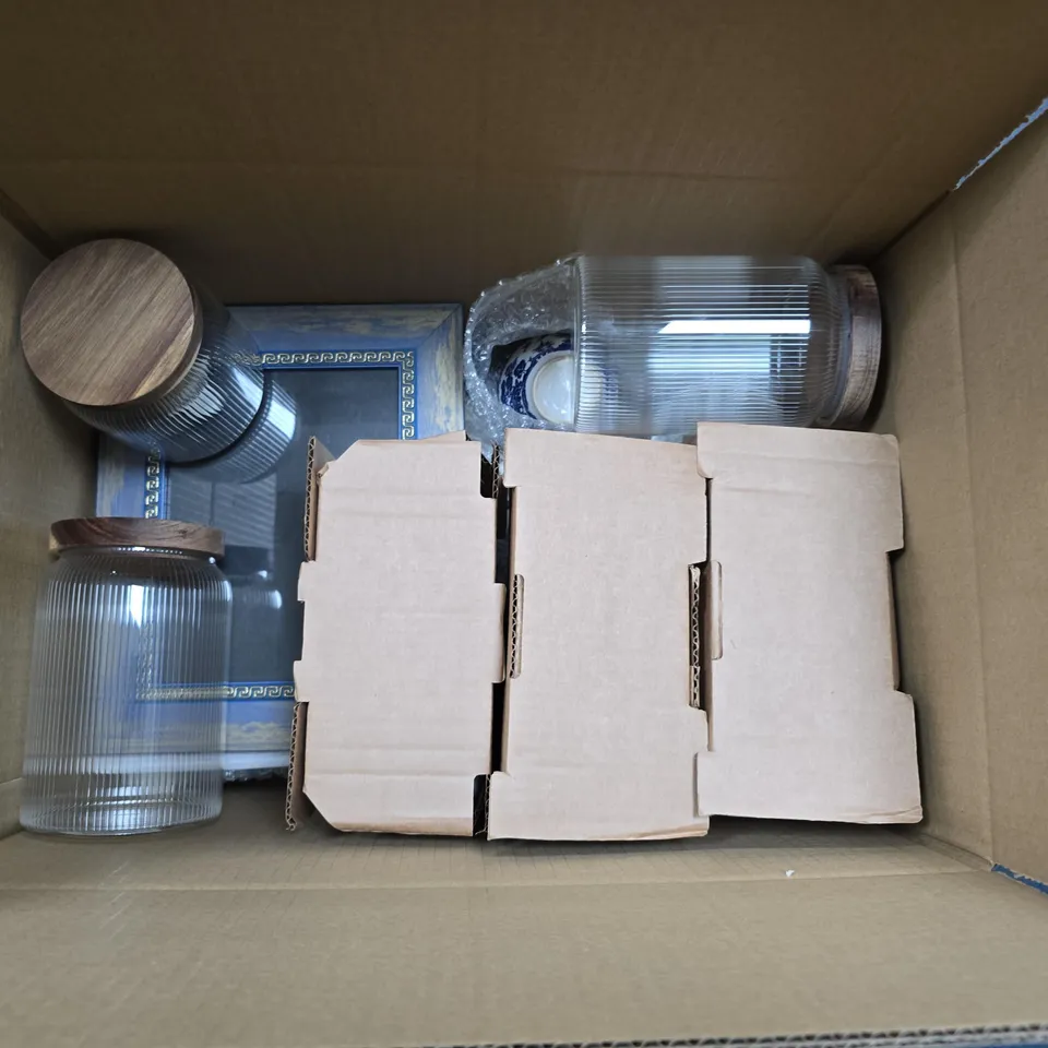 LOT OF APPROXIMATELY 15 ASSORTED POTTERY AND GLASS ITEMS TO INCLUDE LAVA LAMP REPLACEMENT BOTTLE, A WALL LIGHT AND A CERAMIC VASE