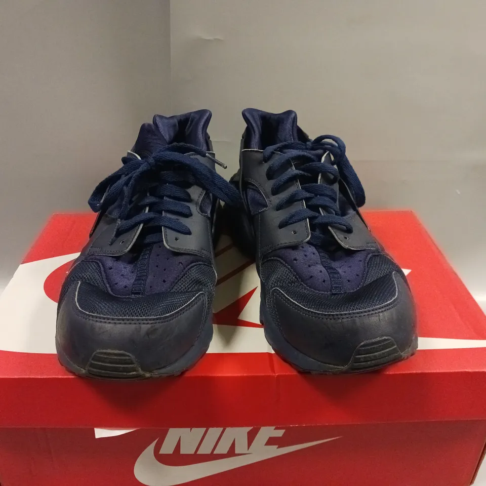 BOXED NIKE AIR HUARACHE - SIZE 11