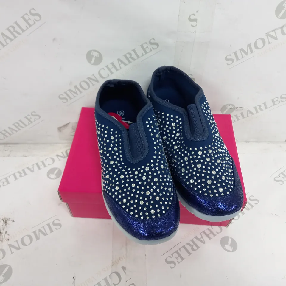 APPROXIMATELY 18 BOXED PAIRS OF LOU LOU SHOES BY SUMMER KIDS SLIP ON TRAINERS IN NAVY VARIOUS SIZES TO INCLUDE 32, 34, 35