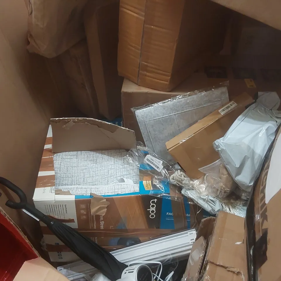 PALLET CONTAINING A LARGE QUANTITY OF ASSORTED ITEMS INCLUDING: MATTRESS TOPPER, CEILING FAN LIGHTS, BLINDS ECT
