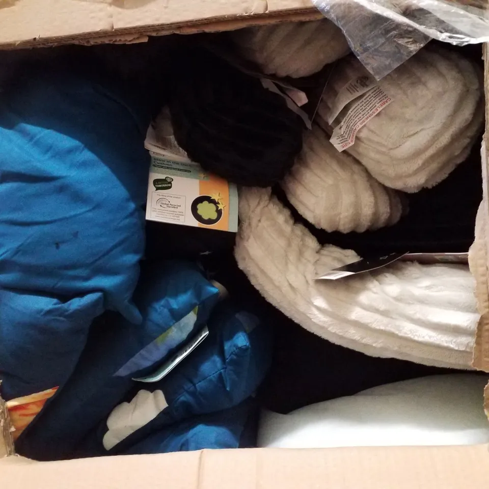 PALLET OF 2 BOXES CONTAINING ASSORTED PILLOWS & BEDDING 