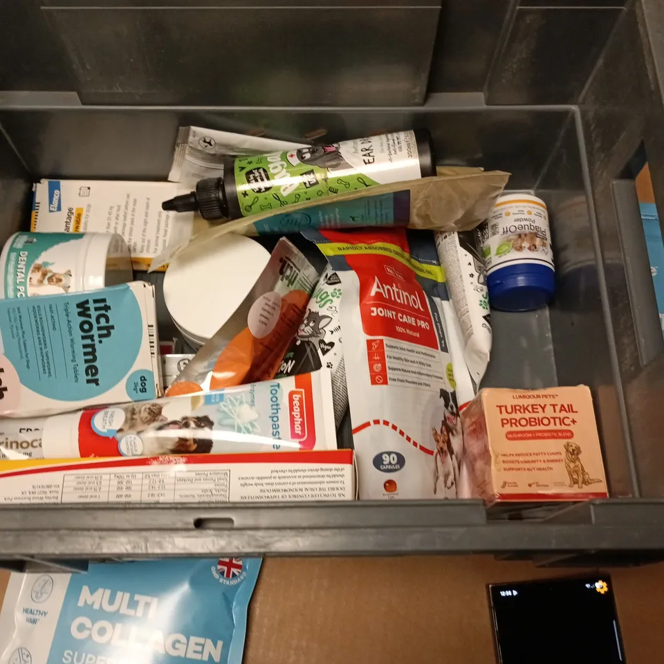 LOT OF APPROXIMATELY 25 ASSORTED PET CARE ITEMS TO INCLUDE CLEAN TEETH PADS, ENZYMATIC TOOTHPASTE AND ANTINOL JOINT CARE PRO