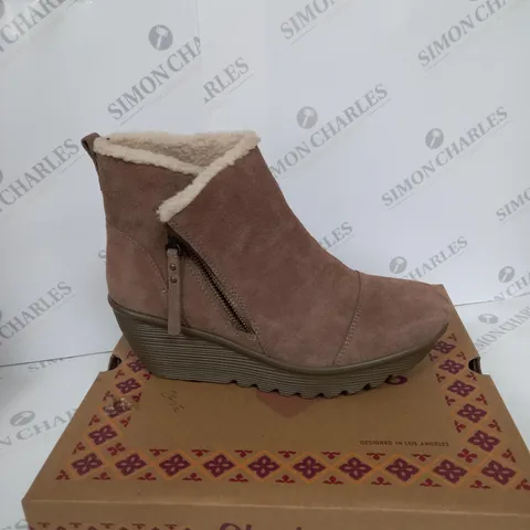 BOXED PAIR OF SKECHERS PARALLEL OFF HOURS SIDE ZIP BOOTIE MUSHROOM UK SIZE 6