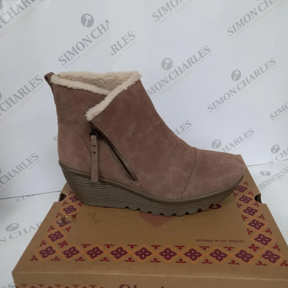 BOXED PAIR OF SKECHERS PARALLEL OFF HOURS SIDE ZIP BOOTIE MUSHROOM UK SIZE 6