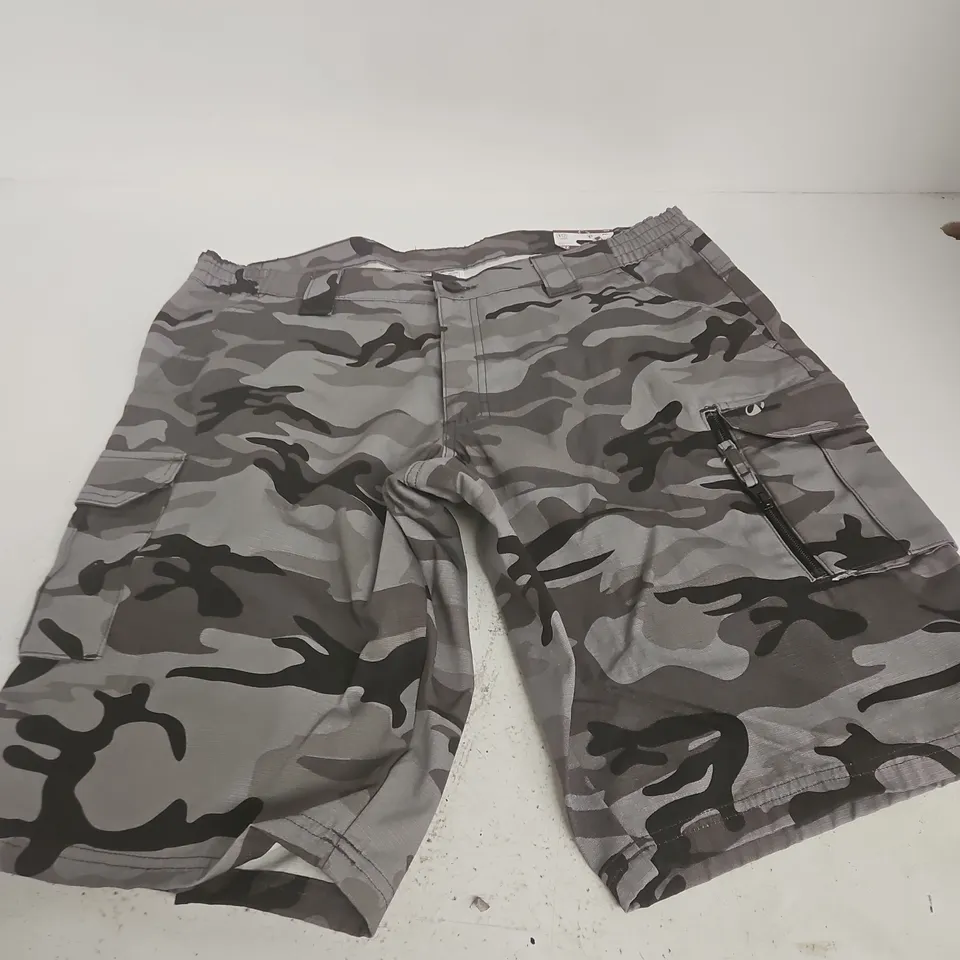 DECATHLON CAMOUFLAGE CARGO SHORTS – MEN'S, 2XL