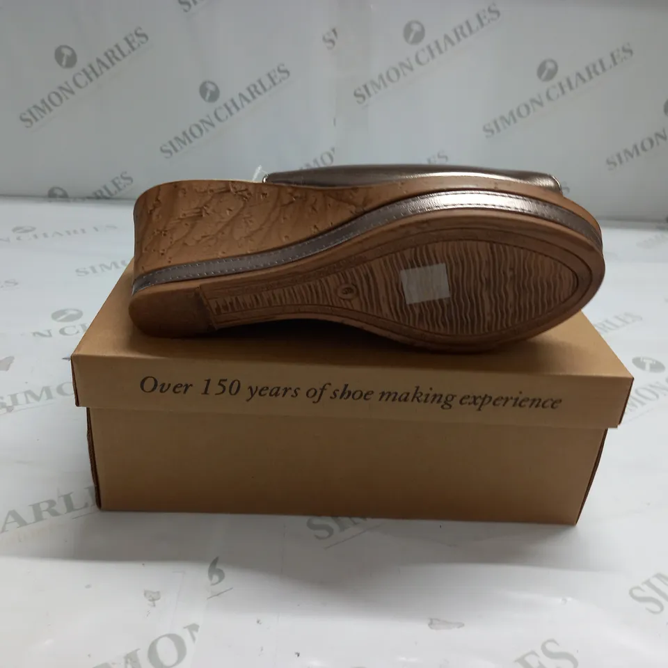 BOXED PAIR OF CUSHION WALK ONE TOUCH SNAKE WEDGE SHOES IN PEWTER - SIZE 6