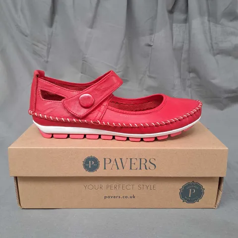 BOXED PAIR OF PAVERS RED SANDALS SIZE 5