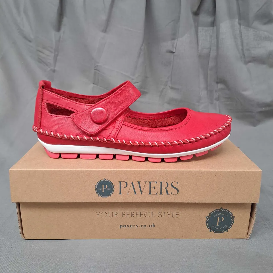 BOXED PAIR OF PAVERS RED SANDALS SIZE 5