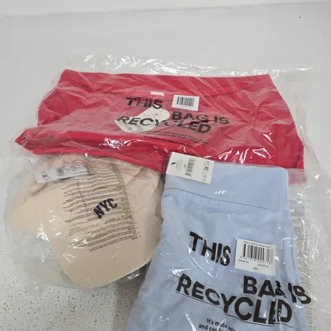 APPROXIMATELY 15 ASSORTED CLOTHING ITEMS IN VARIOUS SIZES, COLOURS & STYLES