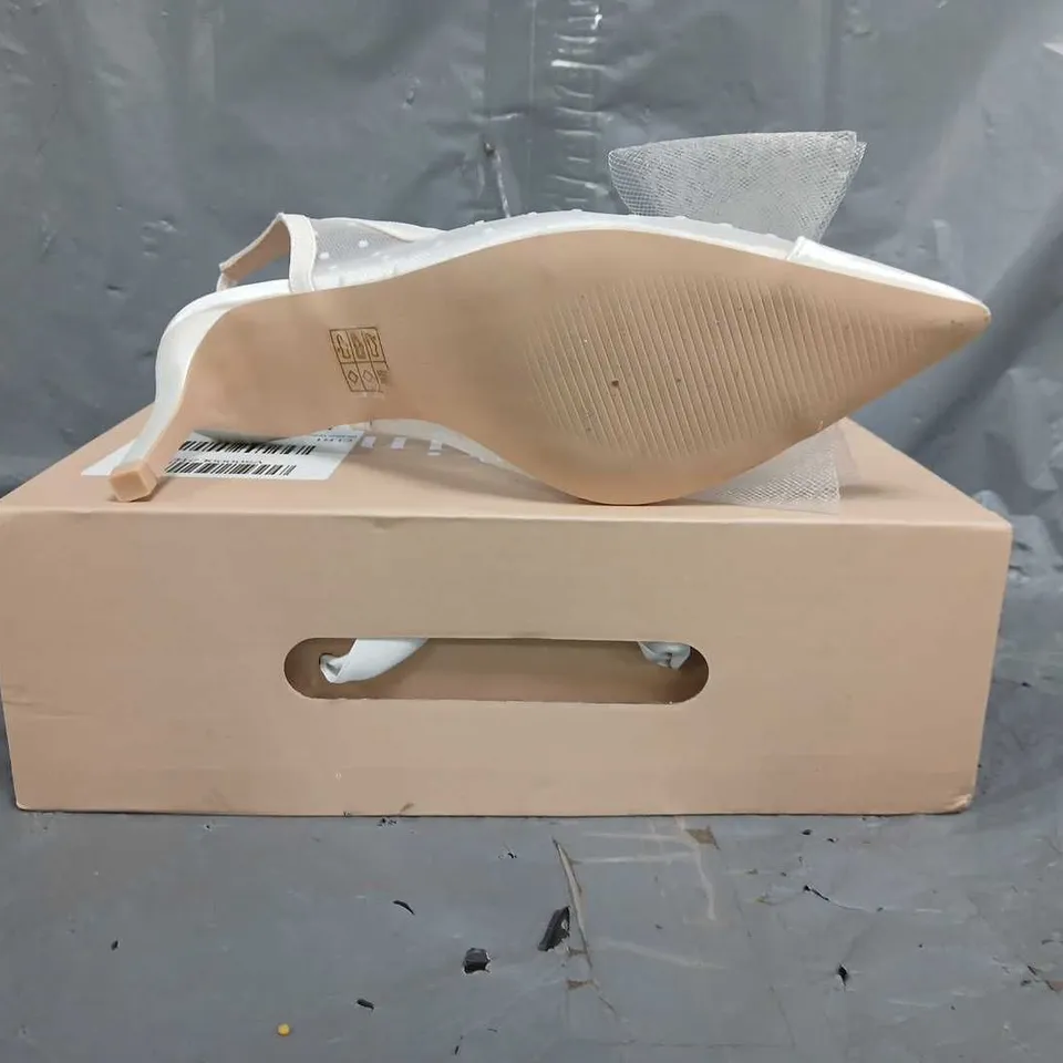 BOXED PAIR OF BE MINE MALINI HEELED SHOES IN IVORY SIZE 6