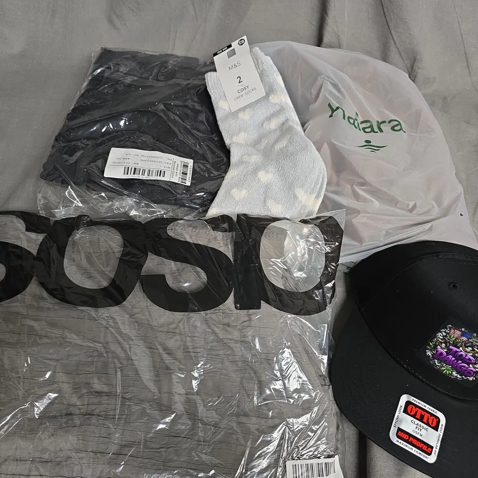 APPROXIMATELY 30 ASSORTED CLOTHING ITEMS IN VARIOUS SIZES, STYLES & COLOURS TO INCLUDE BRANDS SUCH AS HALARA, M&S, ASOS, ETC - COLLECTION ONLY