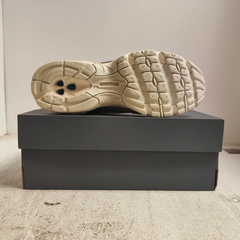 BOXED PAIR OF NEW BALANCE 530 TRAINERS IN CREAM/SILVER SIZE UK 8.5