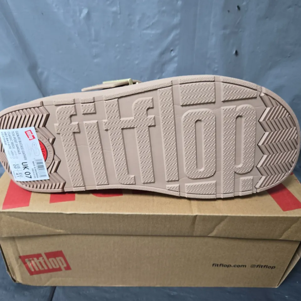 BOXED PAIR OF FITFLOP GEN-FF BUCKLE LEATHER TOE-POST SANDALS IN CLASSIC BEIGE - UK 7