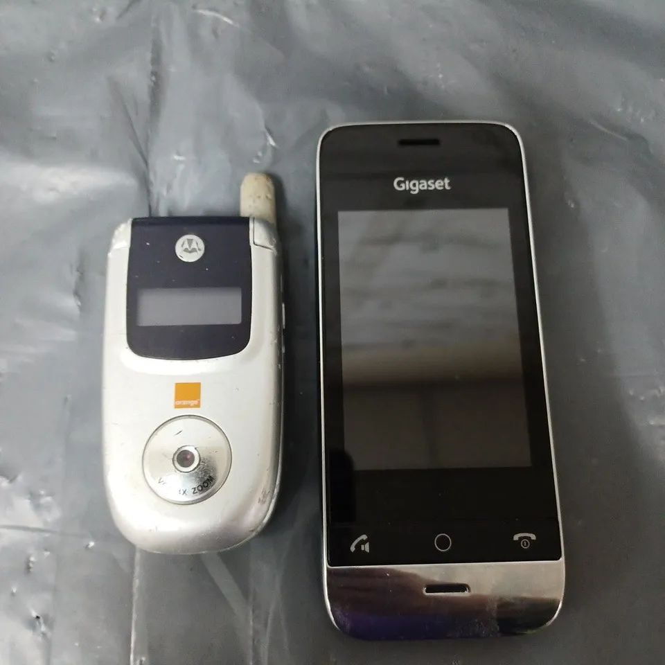 LOT OF 2 MOBILE PHONES - GIGASET SL910 AND MOTOROLA