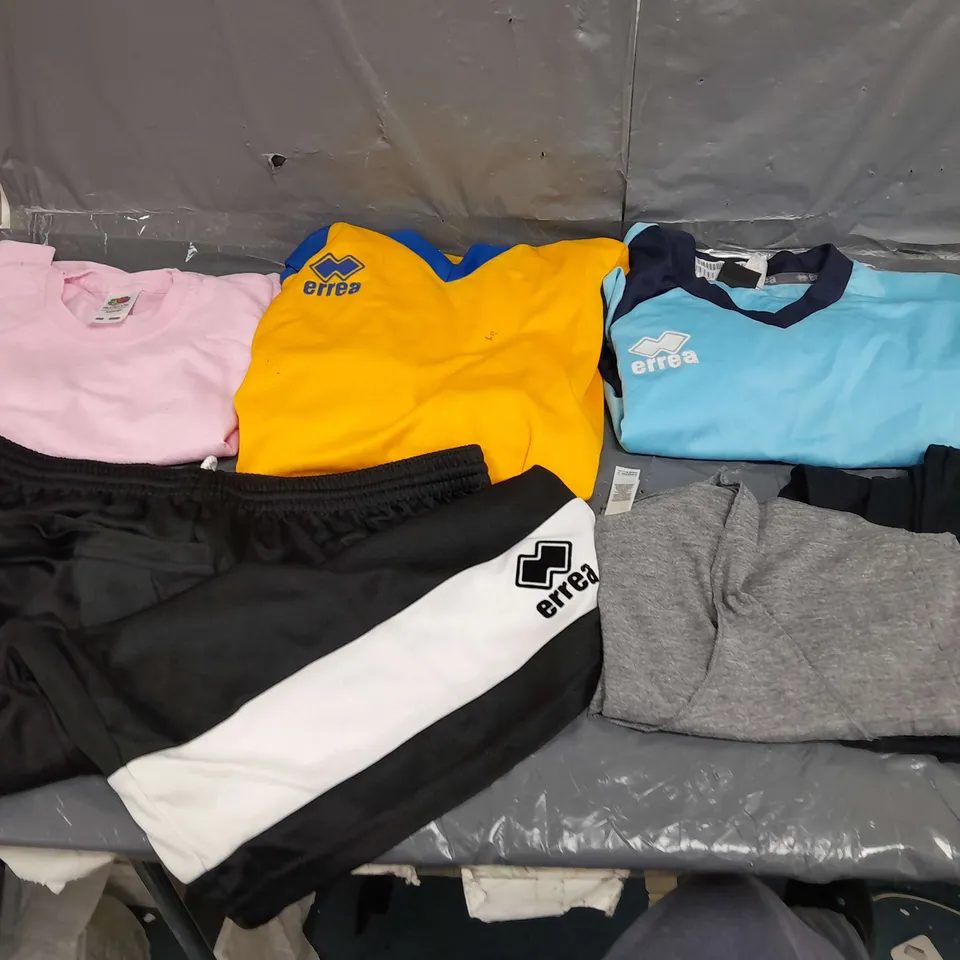 LOT OF APPROX 20 CLOTHING ITEMS , TO INCLUDE FRUIT OF THE LOOM TOPS , T-SHIRTS , ETC