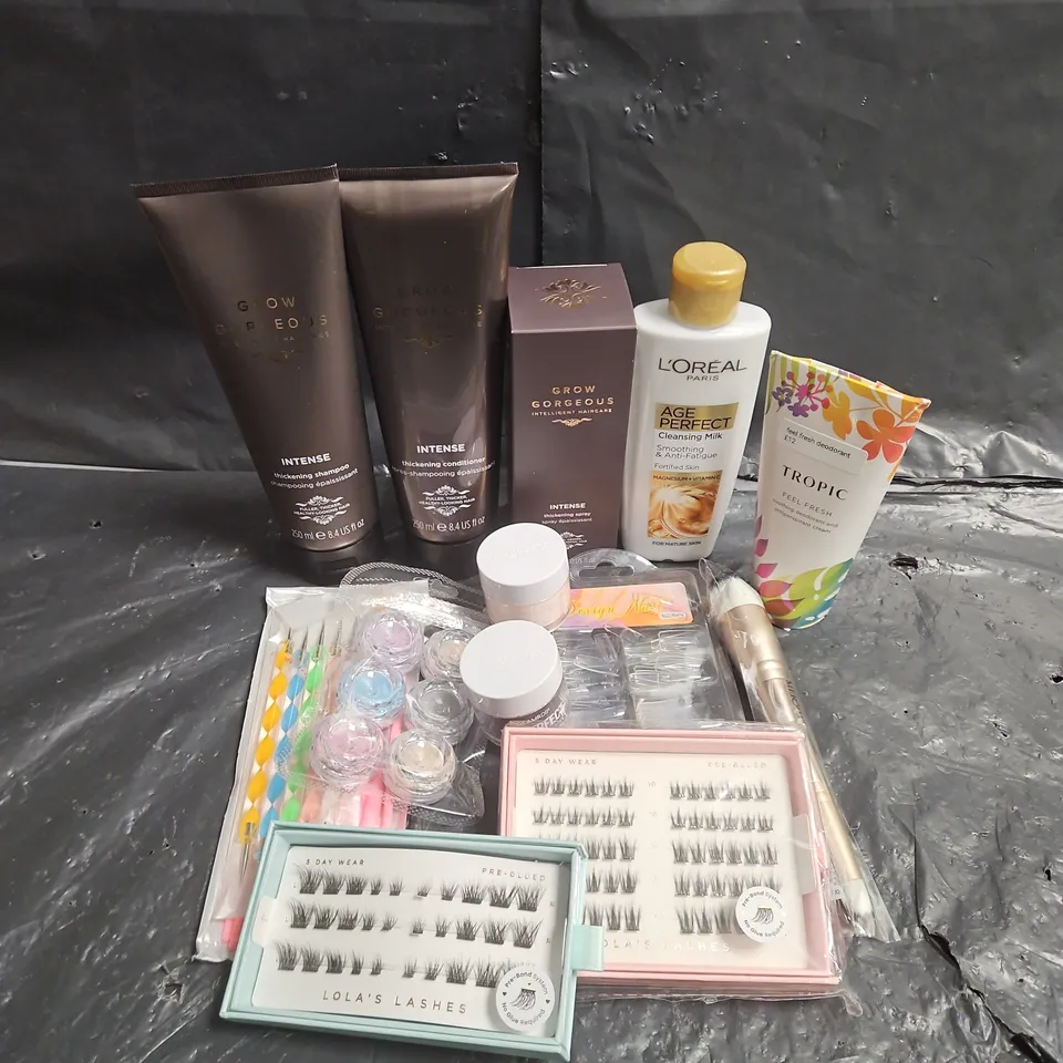 APPROXIMATEY 20 ASSORTED HEALTH AND BEAUTY PRODUCTS TO INCLUDE -MERODA MAKEUP BRUSH - GLAMRDIP NAIL POWDER - GROW GORGEOUS THICKENING SPRAY - ETC
