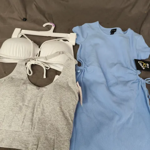 APPROXIMATELY 25 ASSORTED CLOTHING PRODUCTS IN VARIOUS STYLES & SIZES TO INCLUDE PANTS, T-SHIRTS, JUMPERS ETC