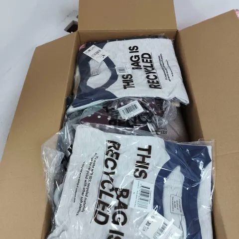 BOX OF APPROXIMATELY 15 ASSORTED CLOTHING ITEMS TO INCLUDE: COTTON ON XL MUSCLE FIT T SHIRT 
