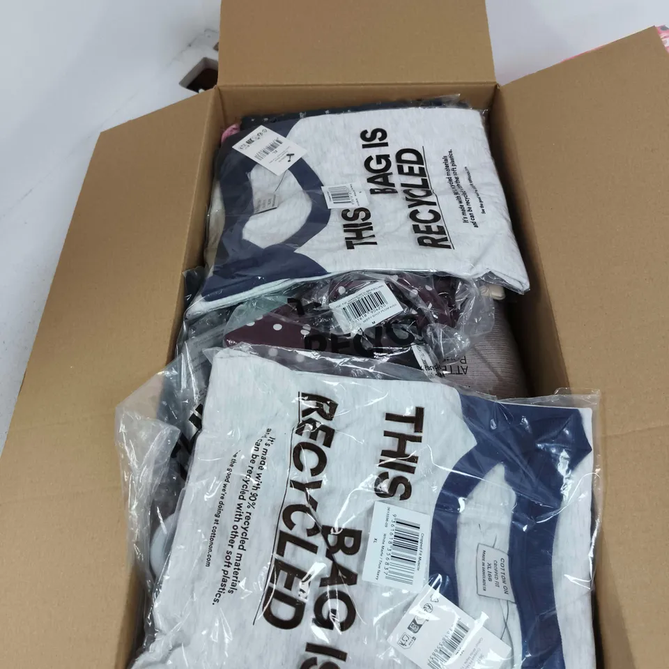 BOX OF APPROXIMATELY 15 ASSORTED CLOTHING ITEMS TO INCLUDE: COTTON ON XL MUSCLE FIT T SHIRT