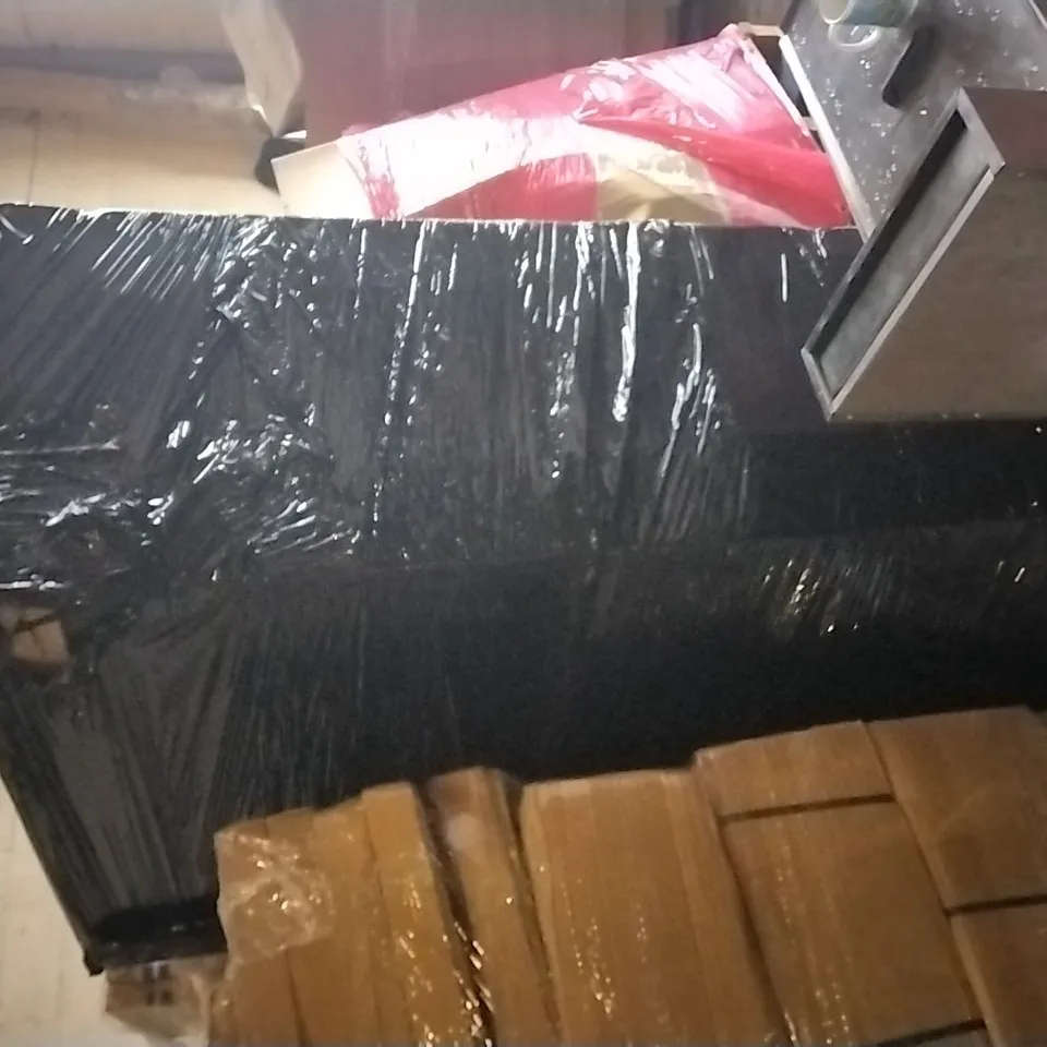 PALLET OF APPROXIMATELY 12 MIXED SHOWER GLASS