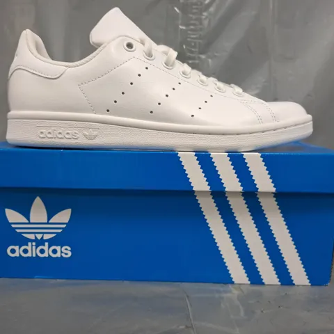 BOXED PAIR OF ADIDAS STAN SMITH J SHOES IN WHITE SIZE UK 5.5