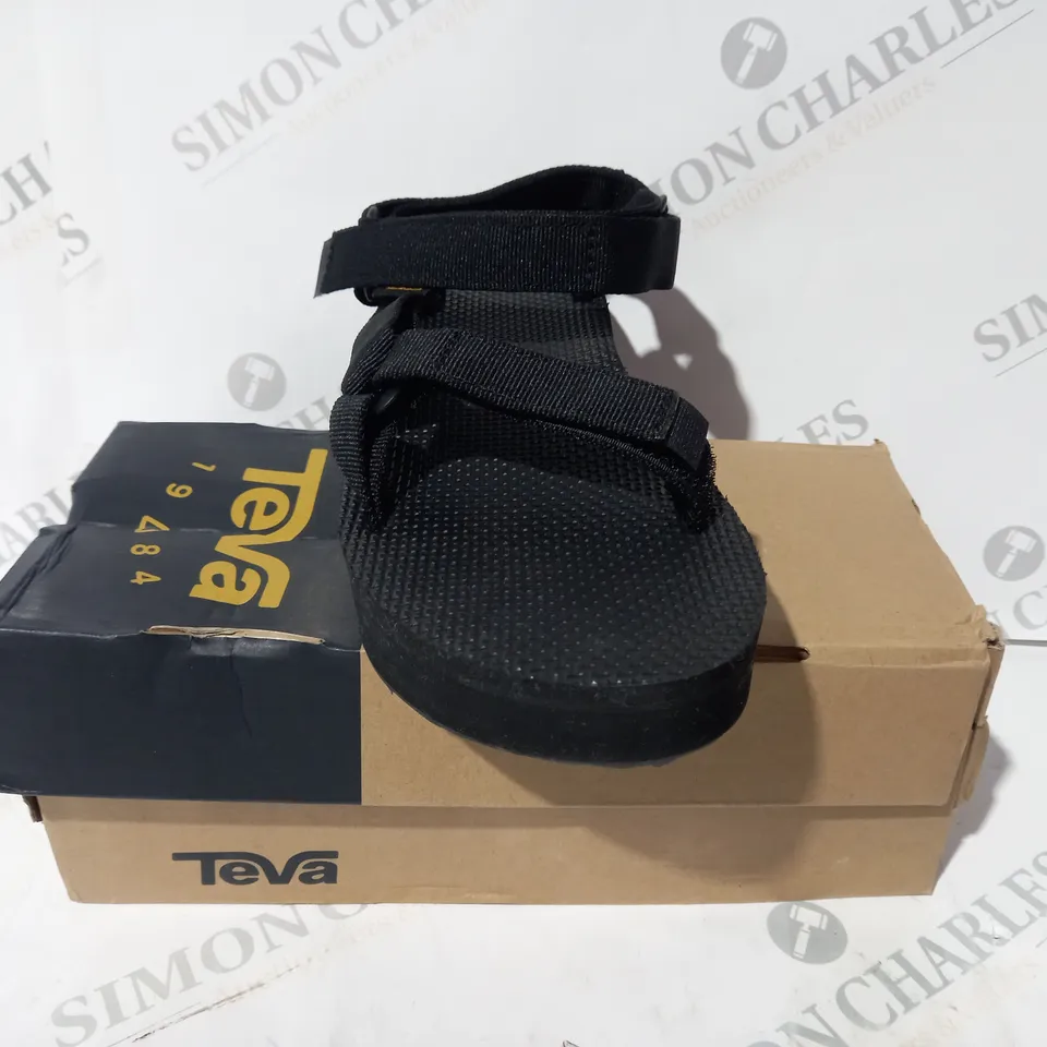 BOXED PAIR OF TEVA OPEN TOE FLATFORM SANDALS IN BLACK UK SIZE 5