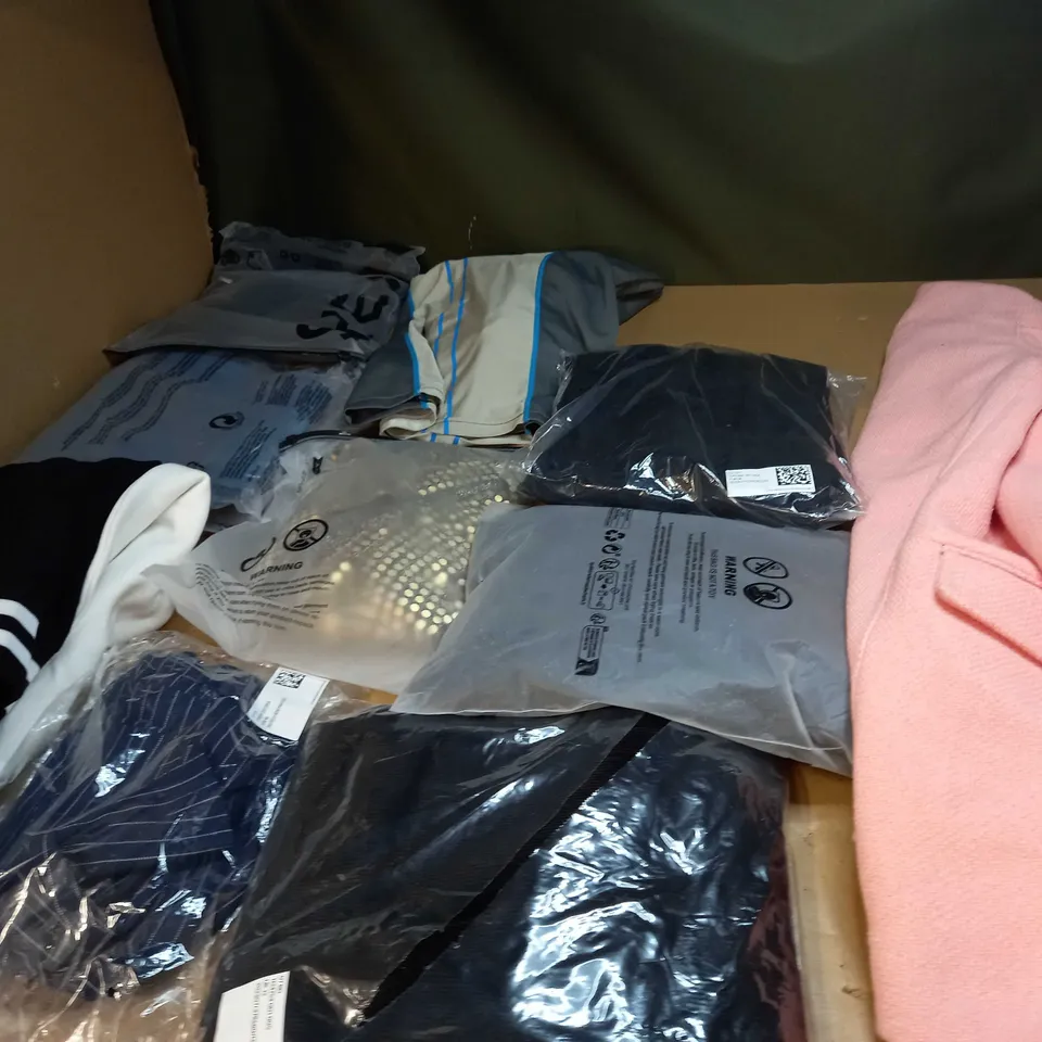 LOT OF APPROX 20 ASSORTED CLOTHING ITEMS TO INCLUDE JUMPERS, SOCKS AND T-SHIRTS