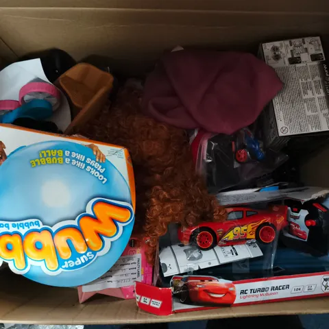 APPROXIMATELY 8 ASSORTED TOYS & GAMES PRODUCTS TO INCLUDE LIGHTNING MCQUEEN RC TURBO RACER, 5 WHEEL STUNT CAR, ELECTRONIC DARTBOARD, ETC - COLLECTION ONLY