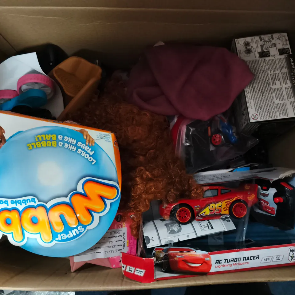 APPROXIMATELY 8 ASSORTED TOYS & GAMES PRODUCTS TO INCLUDE LIGHTNING MCQUEEN RC TURBO RACER, 5 WHEEL STUNT CAR, ELECTRONIC DARTBOARD, ETC - COLLECTION ONLY
