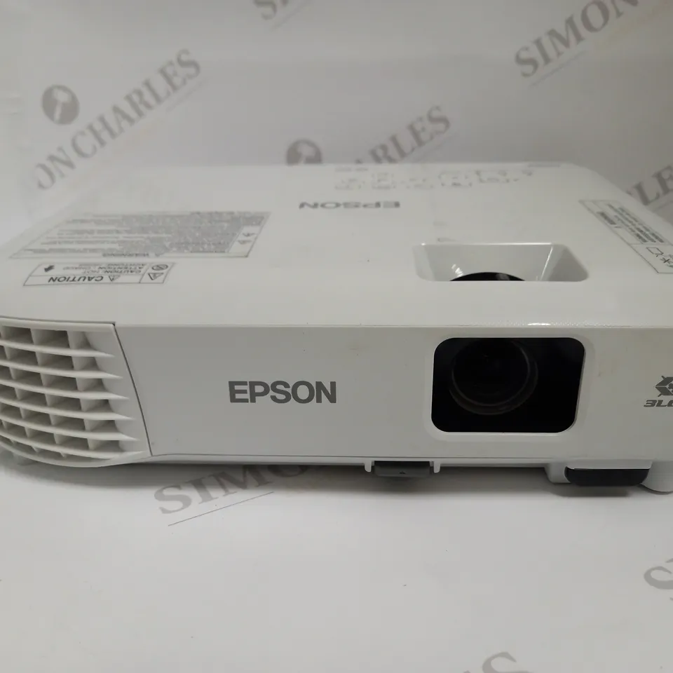 EPSON EB-E01 LCD PROJECTOR